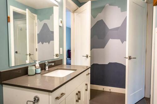雷夫尔斯托克Suite Lines Revy - One Bedroom Near RMR的一间带水槽和大镜子的浴室