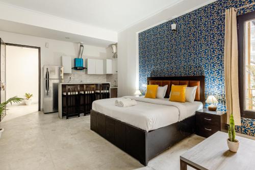 古尔冈Lime Tree Hotel - Golf Course Road, Sector-43, Gurugram的一间卧室设有一张大床和蓝色的墙壁