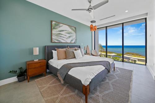 西湾VIDA Cayman的一间卧室设有一张床,享有海景