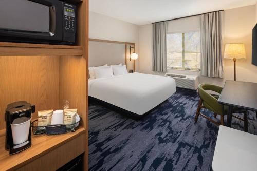 亚历山德里亚Fairfield Inn & Suites By Marriott Alexandria的酒店客房,配有床和电视