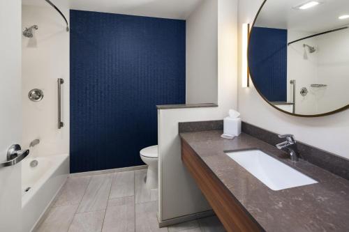 亚历山德里亚Fairfield Inn & Suites By Marriott Alexandria的一间带水槽和镜子的浴室
