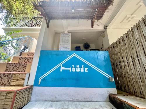 吉利特拉旺安The House Hostel的蓝色的入口,进入有房子的建筑