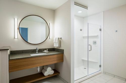 德梅因Fairfield Inn & Suites by Marriott Des Moines Downtown的一间带水槽和镜子的浴室
