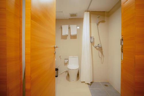 班达亚齐Portola Arabia Hotel Banda Aceh的一间带卫生间和淋浴的浴室