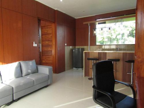 吉利阿尔De Padma Gili Air的带沙发的客厅和厨房