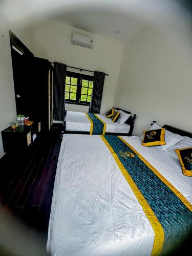 Phong ÐiềnRạch sao eco garden的一间卧室设有两张床和窗户。