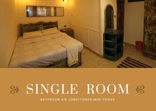 达哈布幻影村酒店的一间卧室设有1间带1张床的单人间