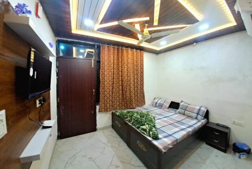 KhātuHotel khatushyamji palace的卧室配有一张床