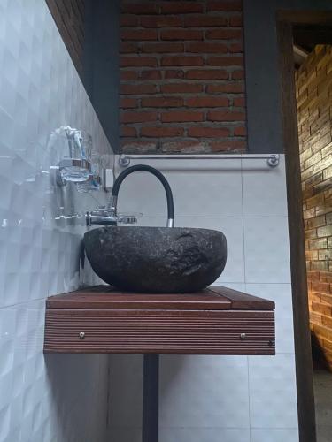 特特巴图Al Sasaki的一个带石制水槽的柜台浴室