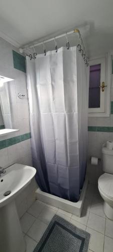 米蒂利尼CAPTAIN DALAS HOME的带淋浴帘和卫生间的浴室
