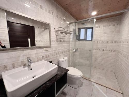 马公采居海景民宿 的白色的浴室设有水槽和卫生间。