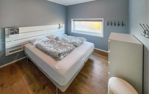 SvinøyBeautiful Home In Lindesnes With Wi-fi的一间小卧室,配有一张带窗户的床
