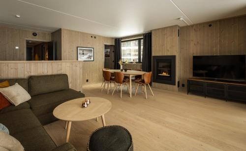 海姆瑟达尔Helt ny leilighet i Hemsedal, rett ved Fyri Resort - Ski inn - Ski out的客厅配有沙发和桌子