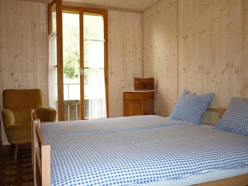 施特歇尔贝格Alpenhof Mountain Lodge的一间卧室配有一张带蓝白色棉被的床
