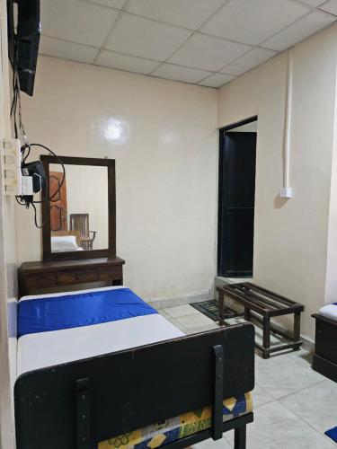 KilinochchiHotel SELLA & Rest的客房设有床、镜子和桌子