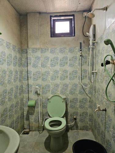 KilinochchiHotel SELLA & Rest的浴室配有卫生间、淋浴和盥洗盆。