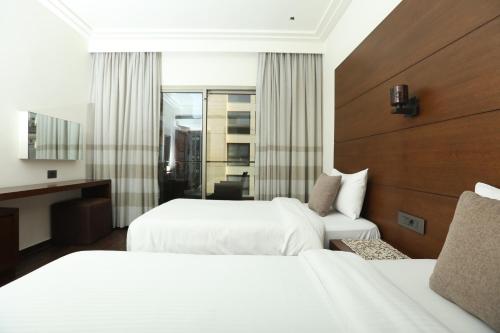 贝鲁特大不列颠套房酒店的酒店客房,设有两张床和镜子