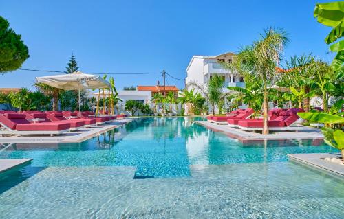 阿里拉斯Èmar Corfu的度假村的游泳池,配有红色椅子和遮阳伞