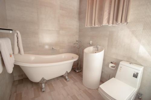 KitweSHERBOURNE LODGE的浴室配有白色浴缸和卫生间。