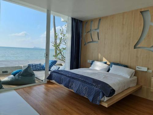 Ban Thung MakhamLuxtalay beachhouse villa的一间卧室设有一张床,享有海景