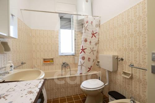 托雷拉皮罗Villa Martina - Spiaggia a 190m的浴室配有盥洗盆、卫生间和浴缸。