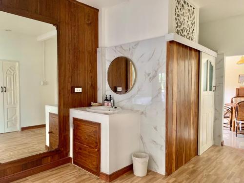 LiFunwan Hotel的白色的浴室设有水槽和镜子