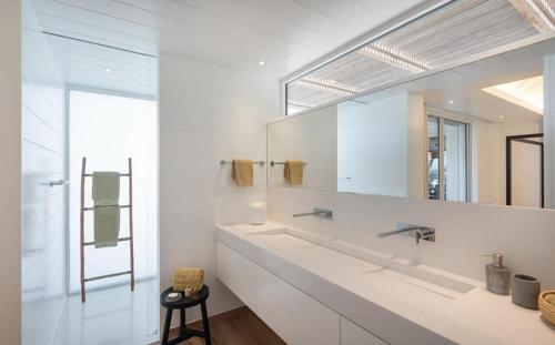Petit Cul de SacLuxury Vacation Villa 21的白色的浴室设有大镜子和水槽