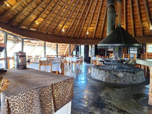 姆巴巴内Hawane Resort的一间带壁炉的餐厅,位于客房中间