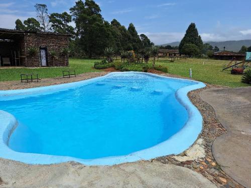 姆巴巴内Hawane Resort的院子里的大型蓝色游泳池