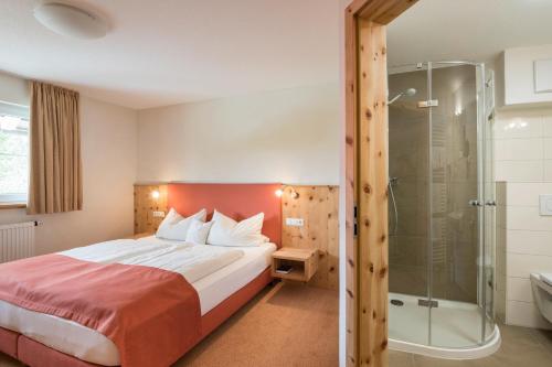 拉芬斯堡Bachäckerhof - Nichtraucherhotel-的一间卧室配有一张床和淋浴