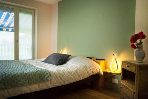维也纳Revigora的一间卧室配有一张带窗户和两盏灯的床。