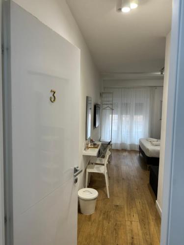 罗马Titina Suites Apartment Rome的白色的浴室设有卫生间和水槽。