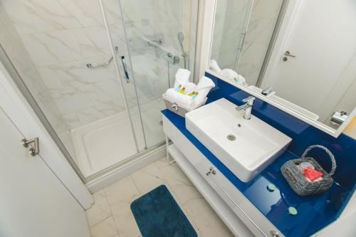 巴统Orbi City Beach Hotel Batumi的一间带水槽和淋浴的浴室