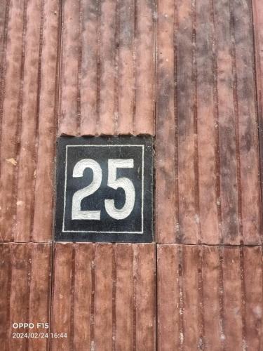 蓬蒂切里25 guest house的建筑物边的标志,上面有编号