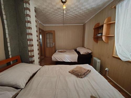 HriňováChata na Poľane的小房间设有两张床和窗户