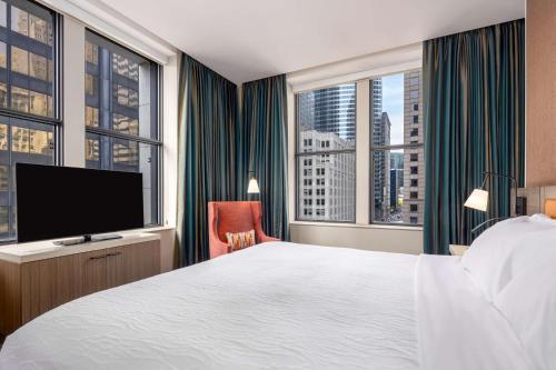 芝加哥Hilton Garden Inn- Chicago Central Loop的配有一张床和一台平面电视的酒店客房