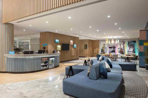 安塔利亚Hampton by Hilton Antalya Airport的大堂设有蓝色的沙发和等候室