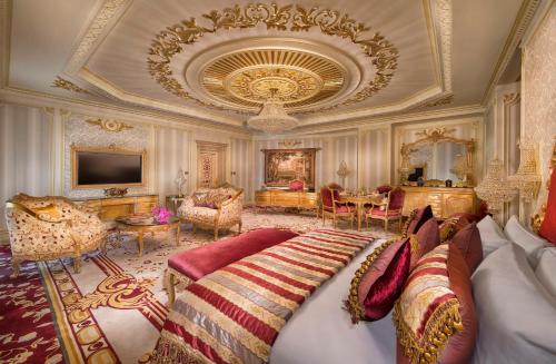阿布扎比Royal Rose Abu Dhabi, a Curio Collection by Hilton Affiliated Hotel的带沙发和电视的大型客厅