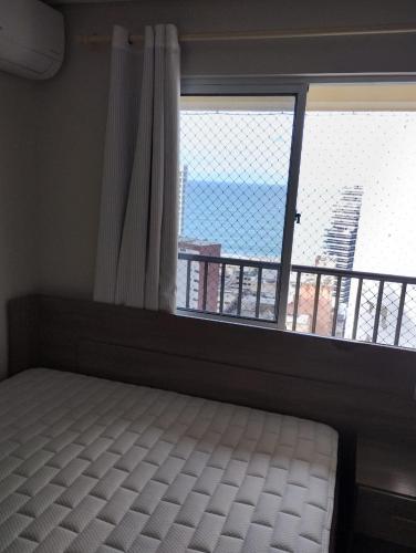 福塔莱萨Villa damasco的一间卧室设有一张床和一个大窗户