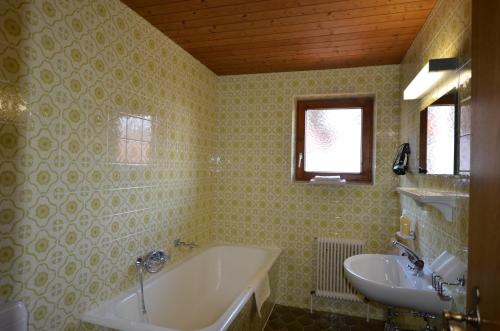 迈尔霍芬Haus Monika und Haus Claudia的带浴缸和盥洗盆的浴室