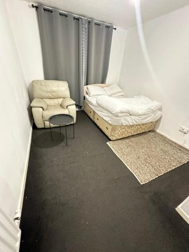 格拉斯哥Private room in Glasgow City centre的一间设有两张床和椅子的房间