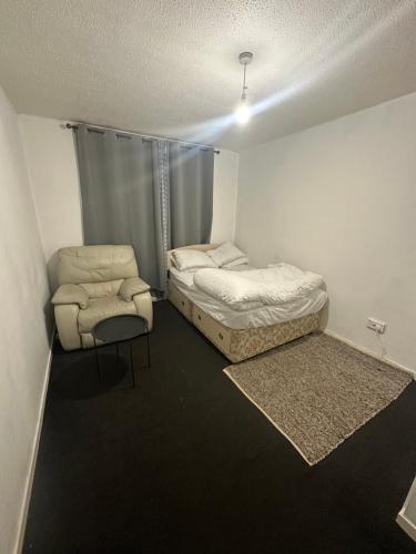 格拉斯哥Private room in Glasgow City centre的一间设有两张床和椅子的房间