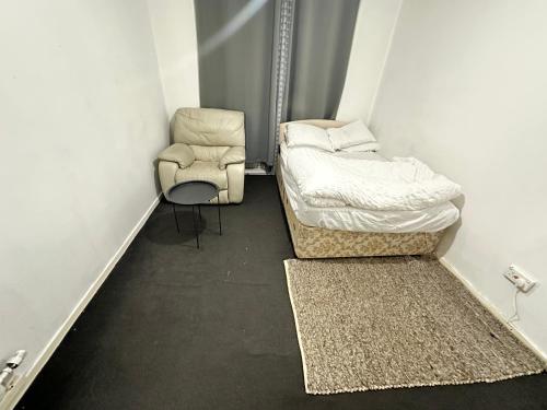 格拉斯哥Private room in Glasgow City centre的小房间设有两张床和椅子