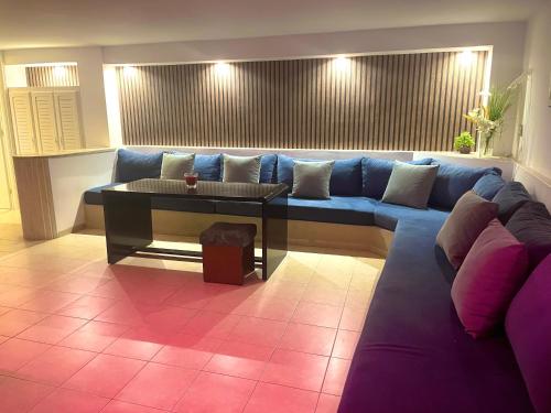 斯法克斯Elegant Relaxing Oasis in the Heart of Sfax的客厅配有蓝色的沙发和桌子
