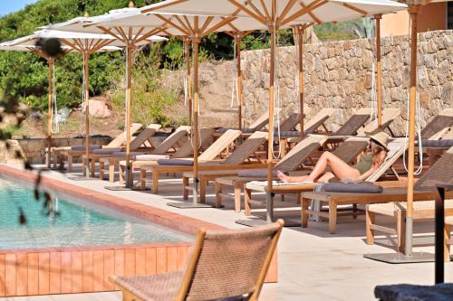 奥尔梅托阿巴特罗酒店的躺在游泳池旁躺椅上的女人