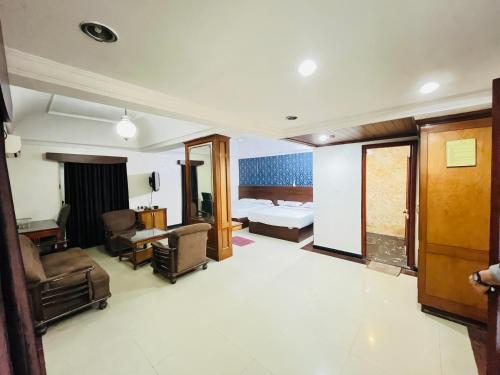 班加罗尔Hotel Chetan International的酒店客房带一张床和一间卧室