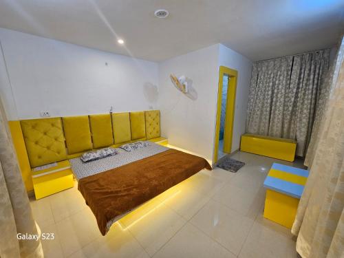 奥拉奇哈The OrtusStays - Sunrise Room的一间卧室设有一张大床和一个黄色床头板