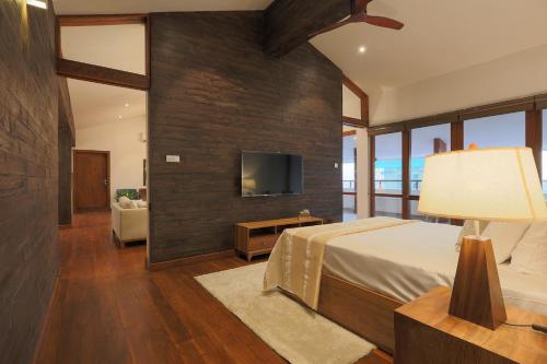 科伦坡Studio 474的一间卧室配有一张床和一台平面电视