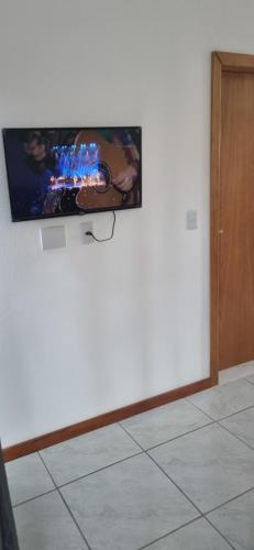 佩尼亚Recanto do Sonho的挂在白色墙壁上的平面电视