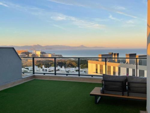 格兰阿利坎特Iconic Alluba Alicante luxury bay的海景阳台。